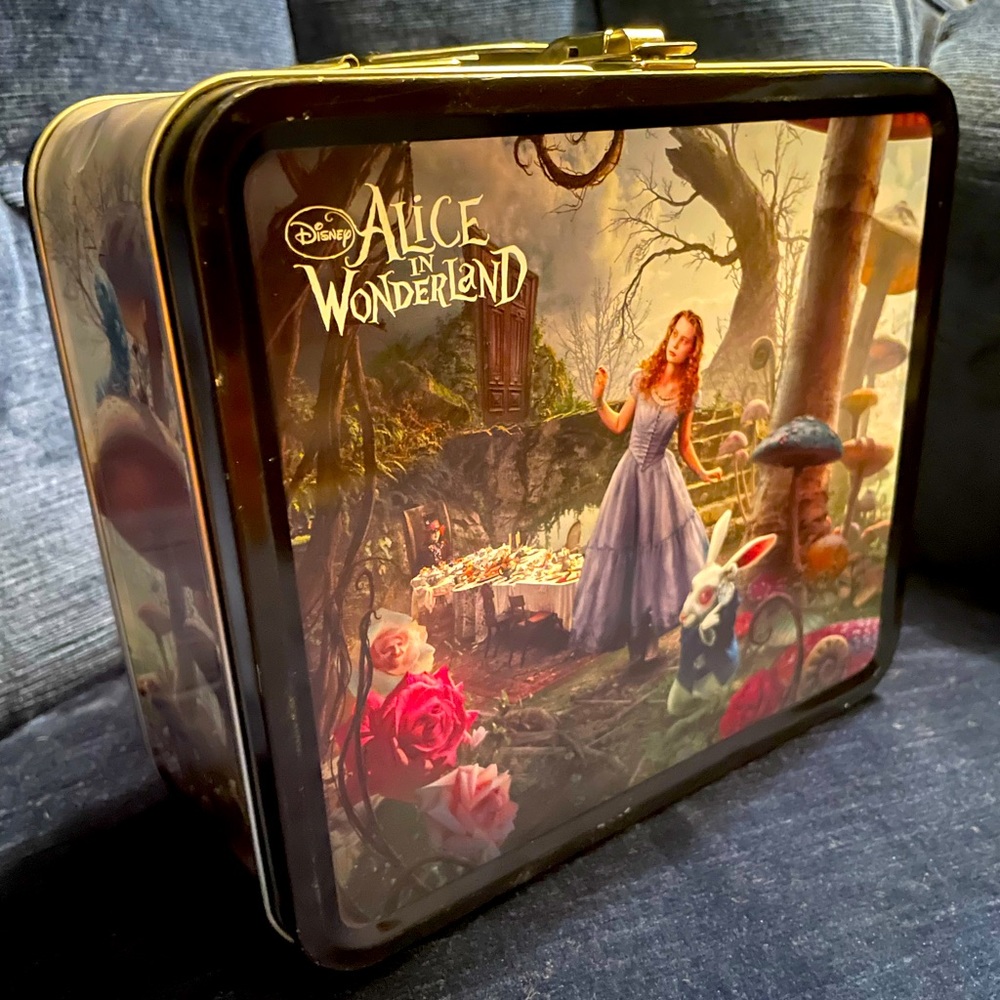 DISNEY ALICE IN WONDERLAND TIN LUNCH TOTE BOX